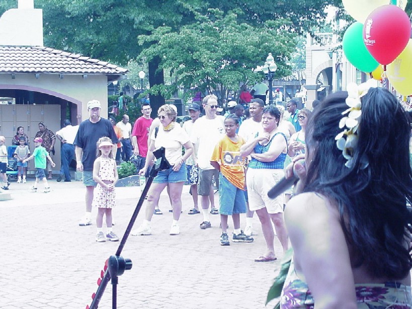 Oracle performing for the crowd at Six Flags America