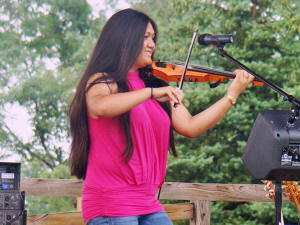 Nikki & her electric fiddle at Laurel Lakes concert 2008