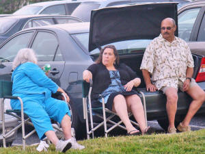 The fans were everywhere, from the main lawn to the parking area on the side. Talk about tailgating!