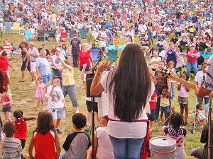 Nikki surveys the crowd as it creeps closer & closer to the front of the stage.