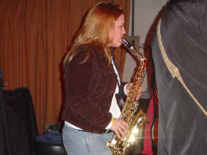 guest-sax.jpg (97911 bytes)