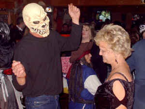 Halloween-Dancers-09.jpg (124493 bytes)